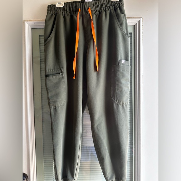 Figs technical set in army green medium - Picture 3 of 4